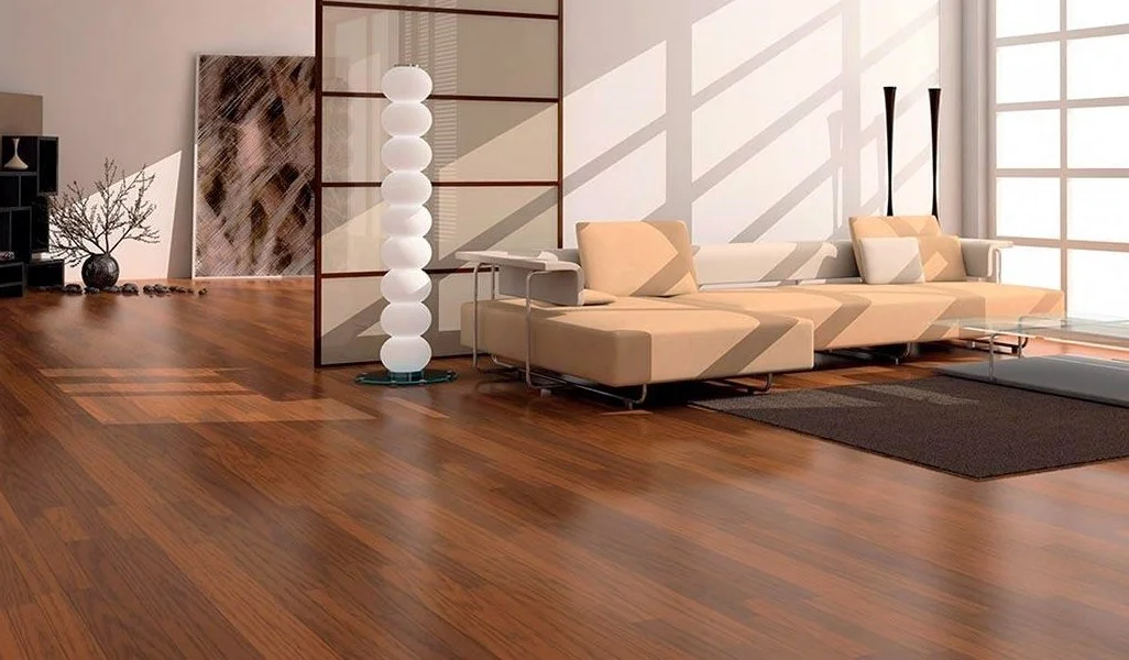Imagem de uma sala destacando o piso com tom de madeira